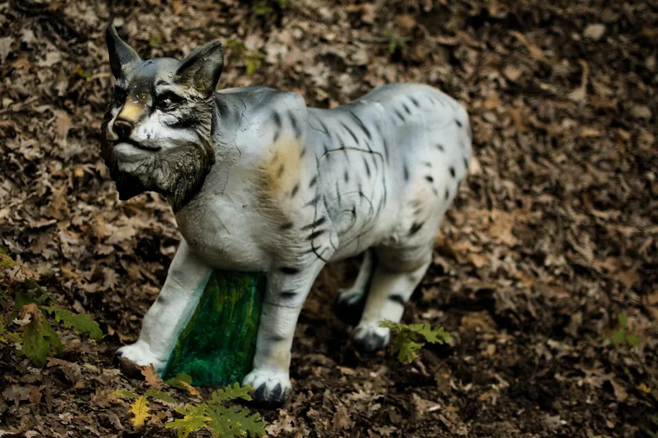 Spotted wild cat-shaped 3D archery target in a woodland course, detail view