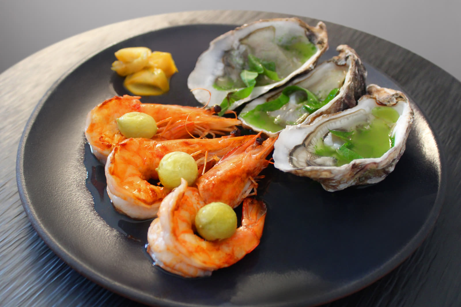 Prawns and oysters served during the Archaeopolis mythological bachelor party in Mykonos